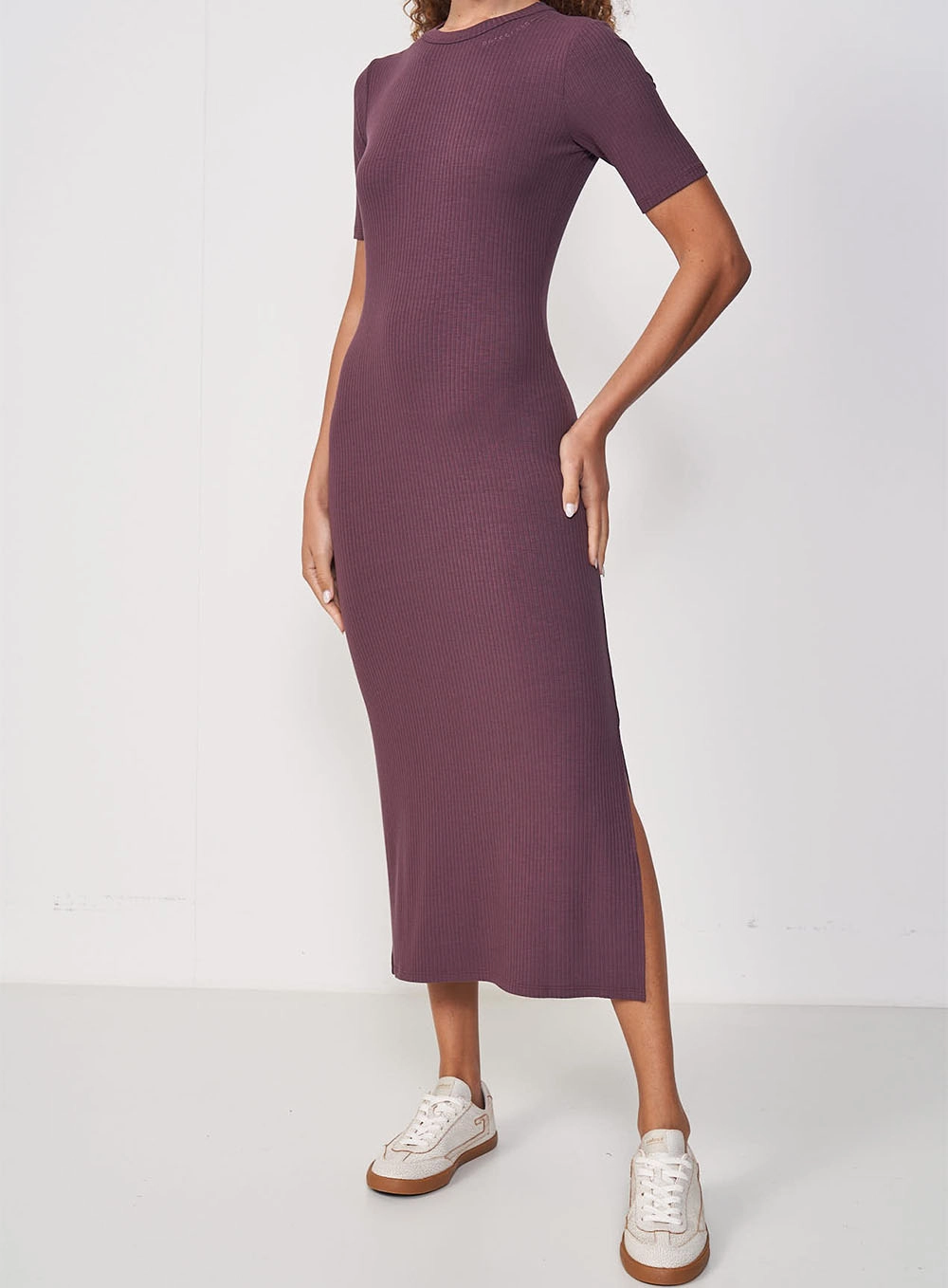Vestido Canelado Com Fenda Lateral Roxo