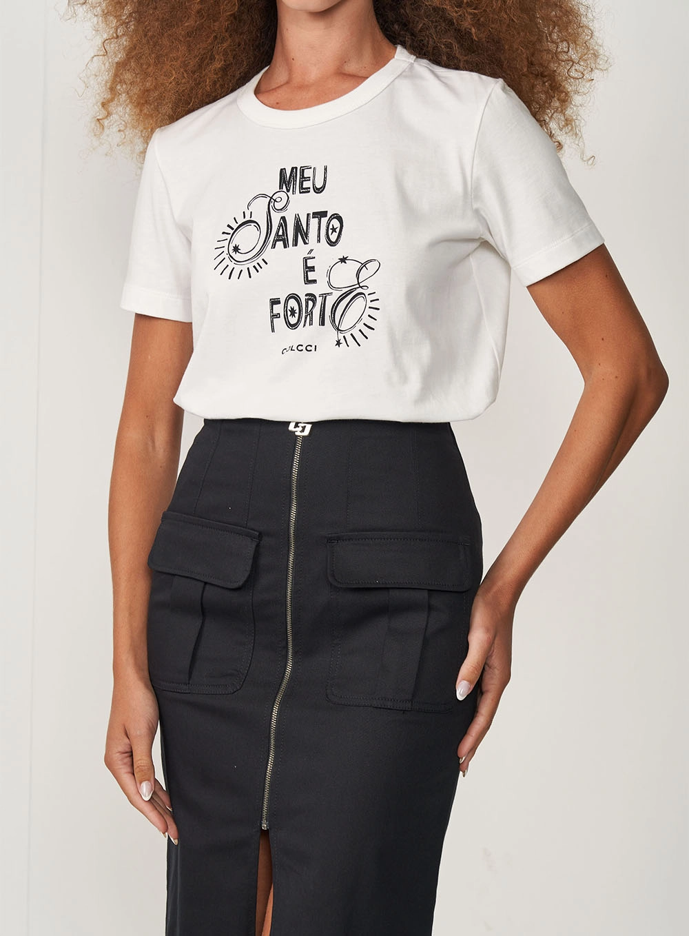 Camiseta Feminina Reta Com Estampa Frontal Off Shell