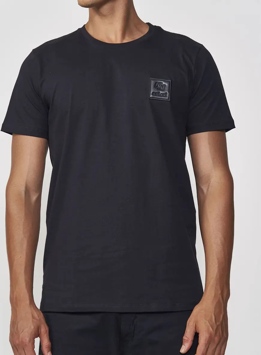 Camiseta Masculina Reta Com Placa Em Logo