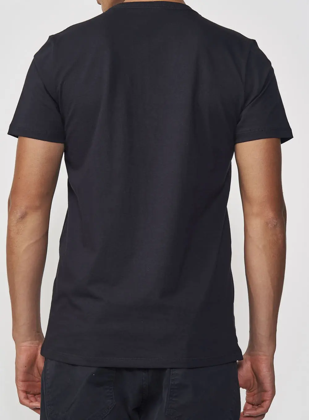 Camiseta Masculina Reta Com Placa Em Logo Preto