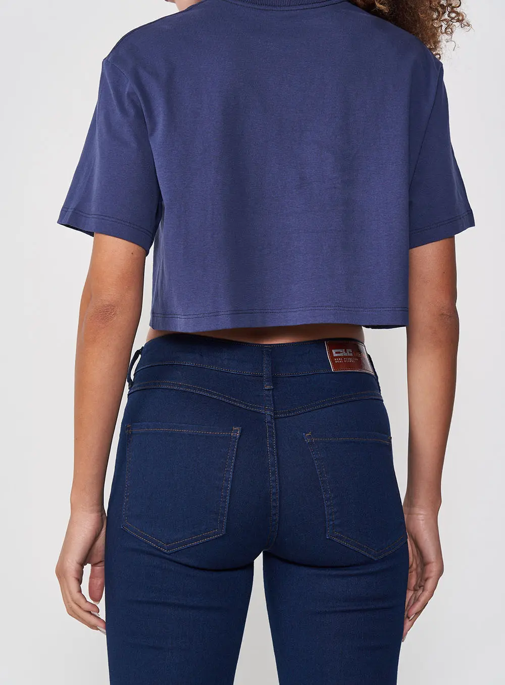 Cropped Box Decote Arredondado Com Logo Azul Darkness 2