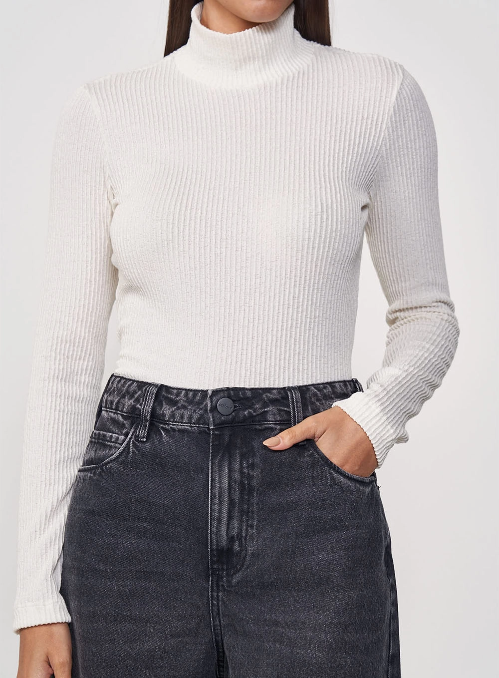Blusa Canelada Ajustada Gola Alta E Manga Longa Off Shell