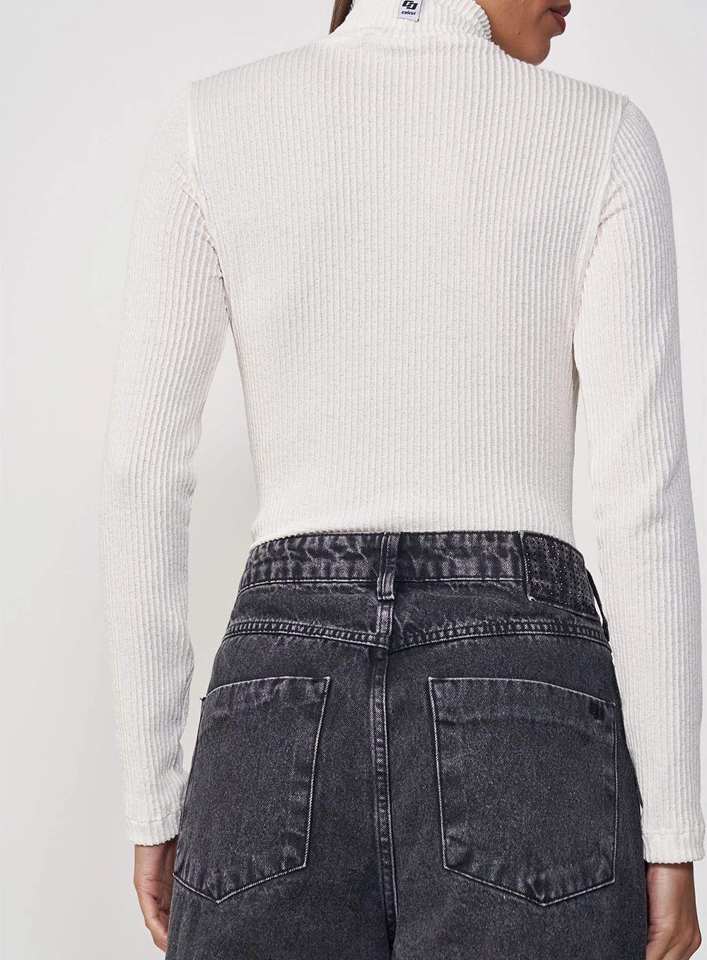 Blusa Canelada Ajustada Gola Alta E Manga Longa Off Shell