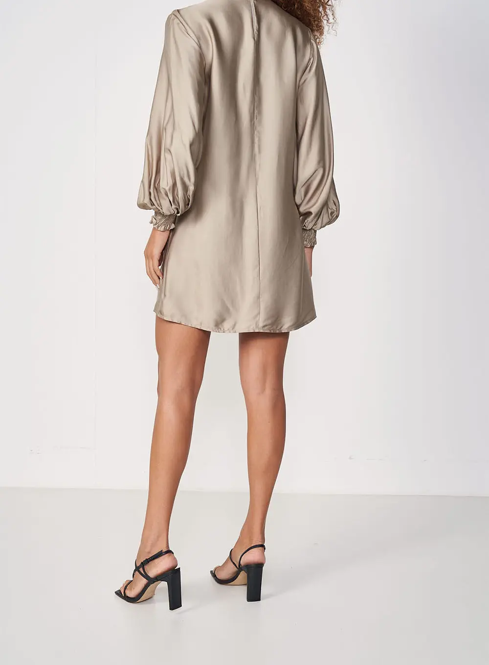 Vestido Fluído Manga Longa Acetinado Gola Alta Bege