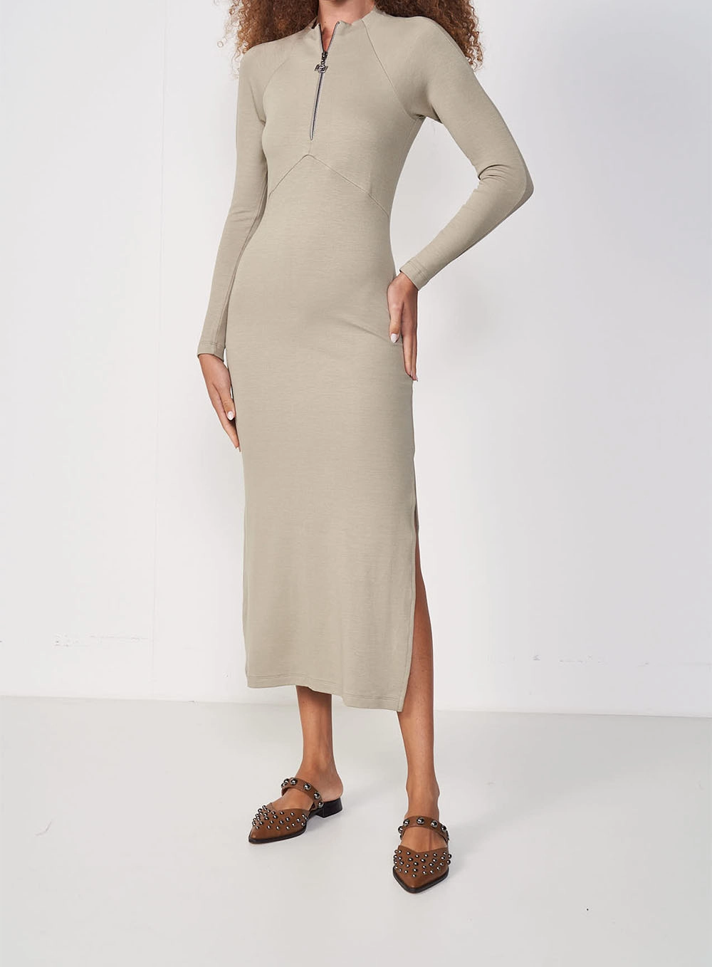 Vestido Midi Com Fenda E Gola Com Ziper Bege