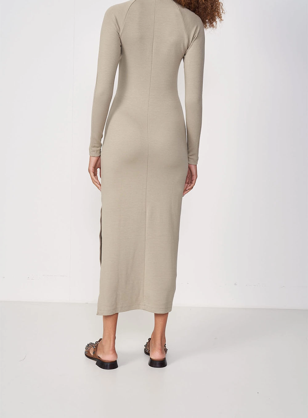 Vestido Midi Com Fenda E Gola Com Ziper Bege