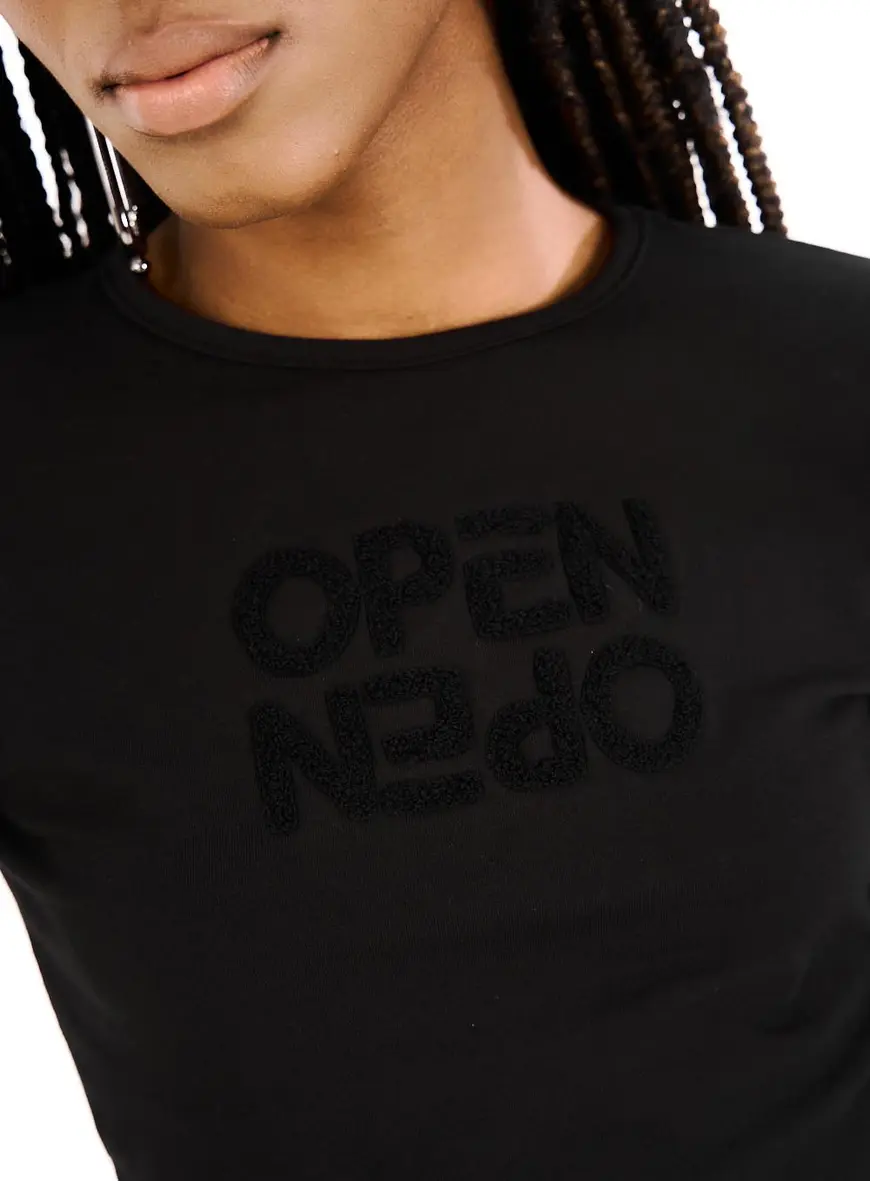 Camiseta Feminina Logo Relief Preto 2