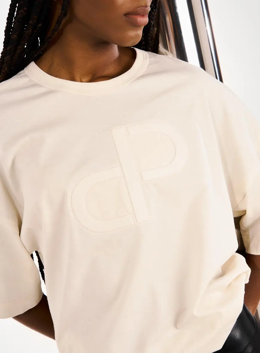 Camiseta Feminina Oversized Com Logo Relevo Bege 2