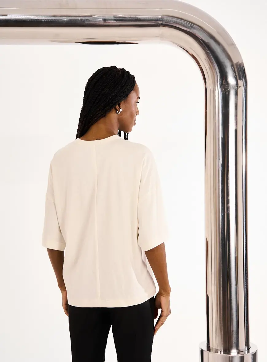 Camiseta Feminina Oversized Com Logo Relevo Bege 3