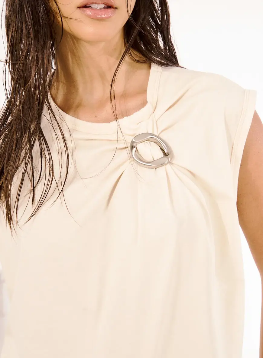 Blusa Feminina Com Detalhe Em Metal Bege 2