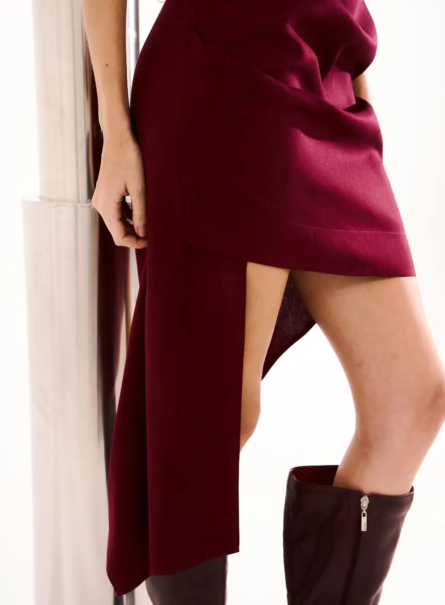 Vestido Curto Halter Assimétrico Bordo 2