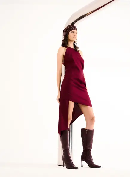Vestido Curto Halter Assimétrico