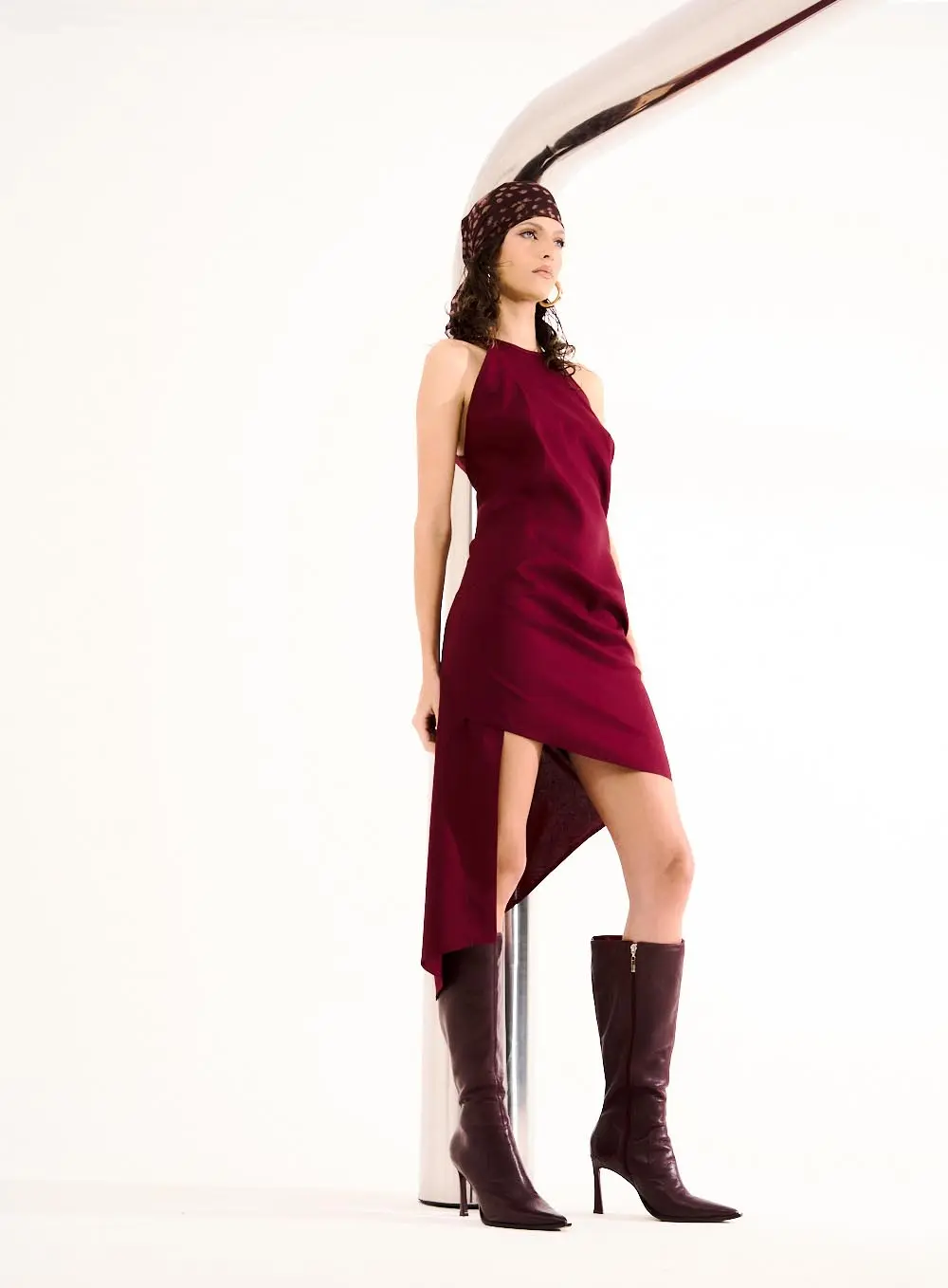 Vestido Curto Halter Assimétrico Bordo 1