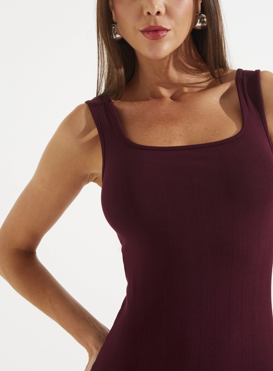 Vestido Canelado Médio Justo Bordô