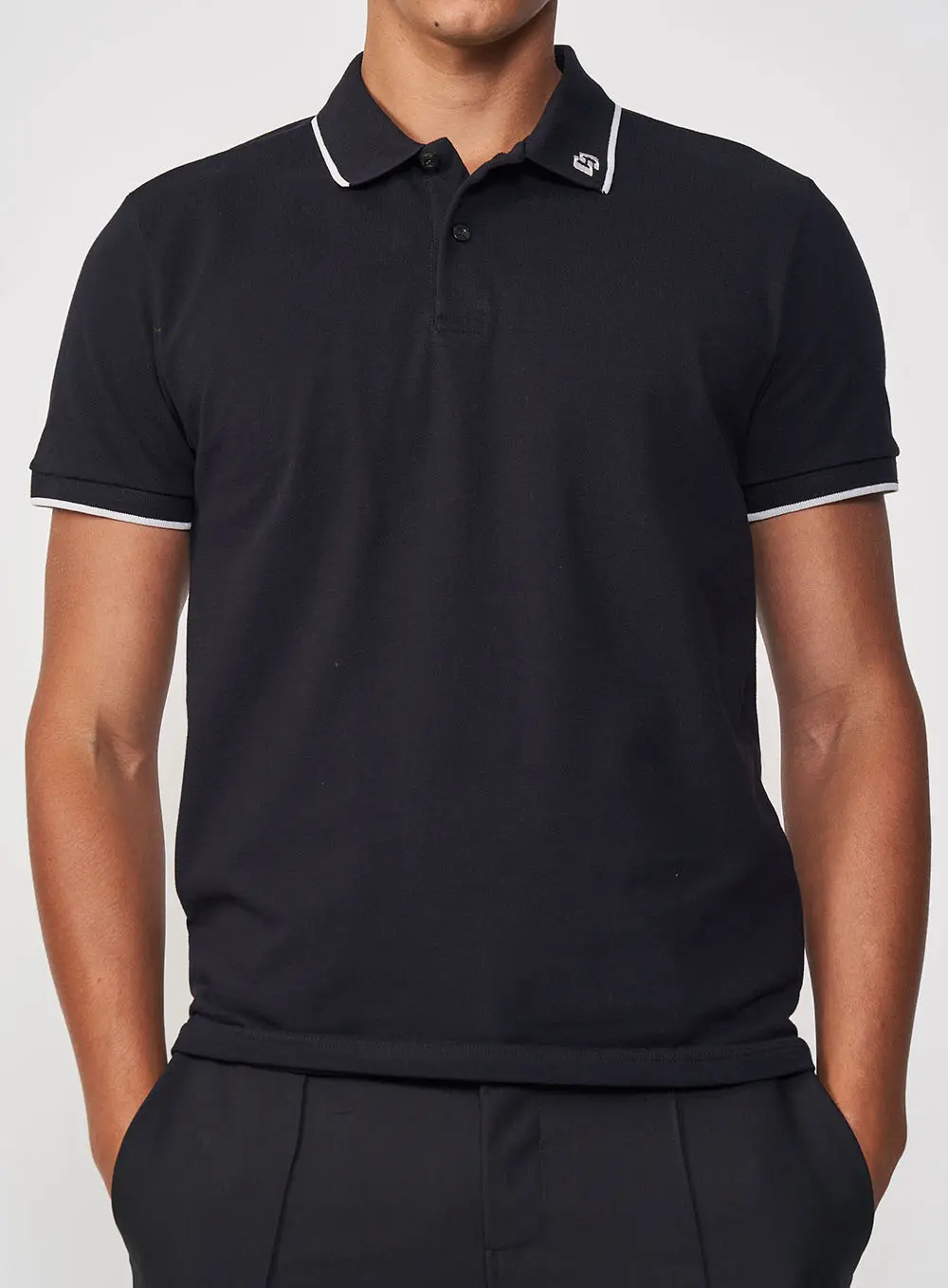 Polo Masculina Reta Com Detalhe Em Listras Preto