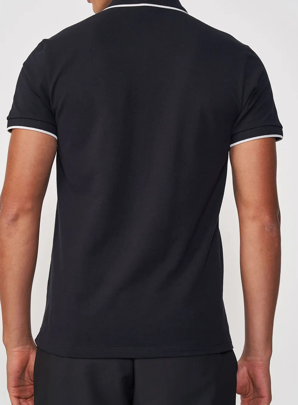 Polo Masculina Reta Com Detalhe Em Listras Preto