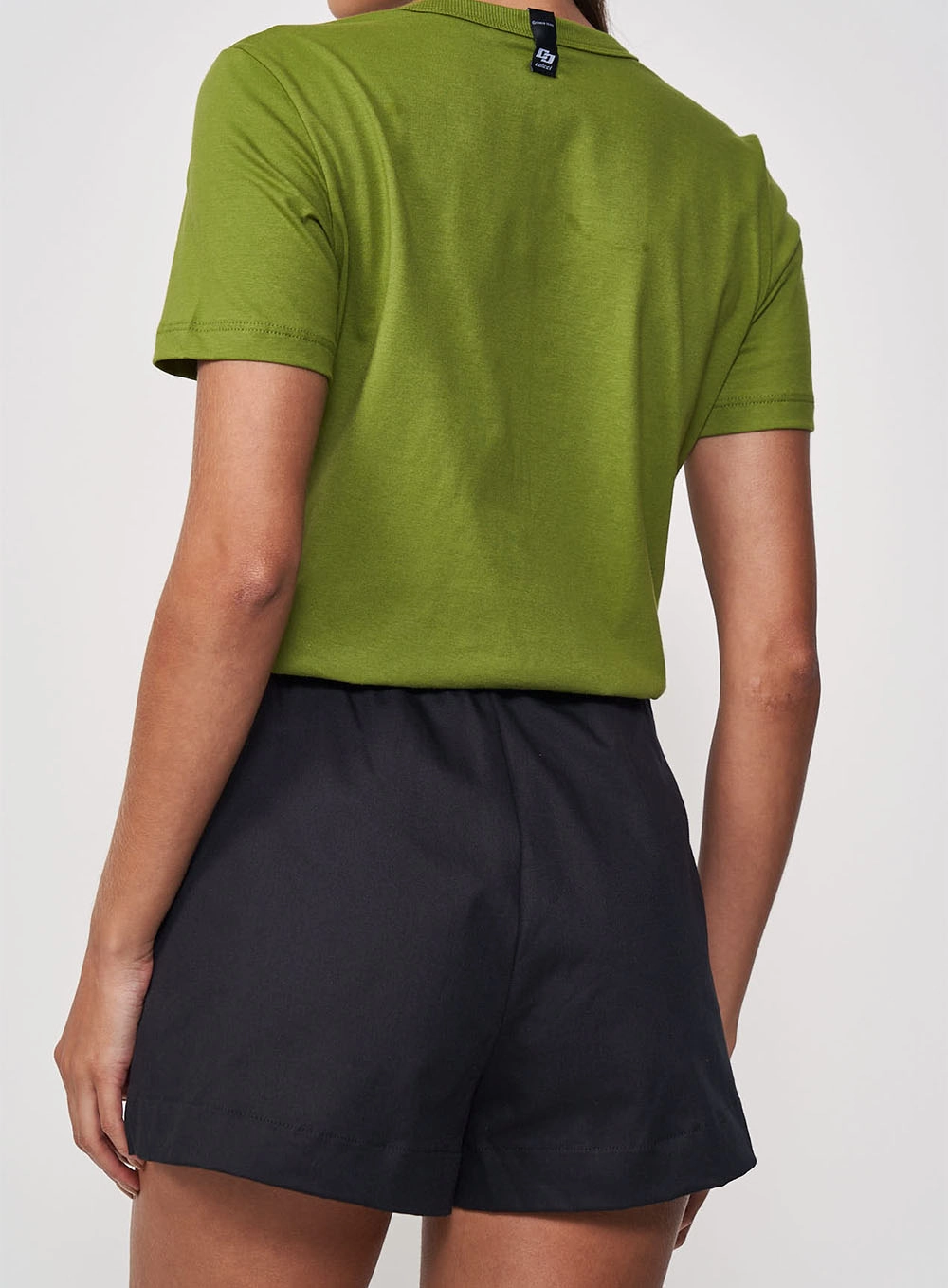 Camiseta Feminina Reta Manga Curta Com Logo Verde Yuca