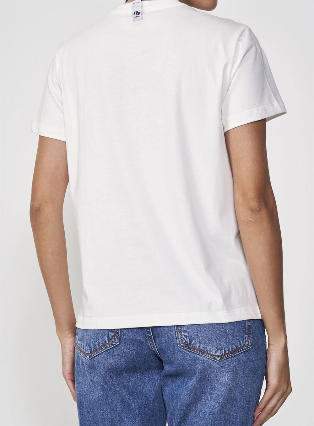 Camiseta Feminina Solta Com Recorte E Argola Off Shell
