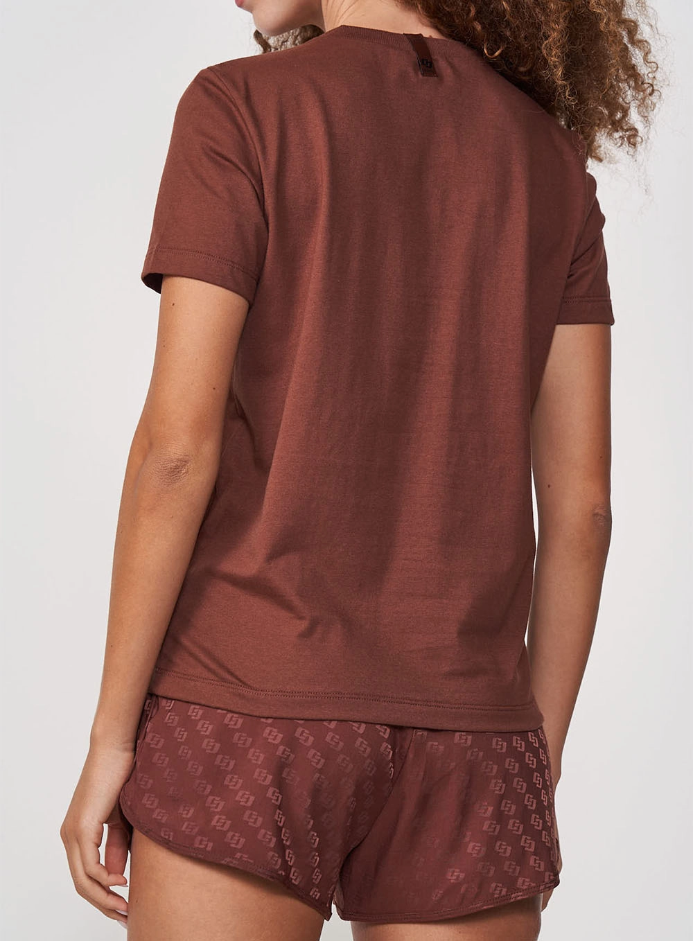 Camiseta Feminina Reta Com Estampa Em Logo Marrom
