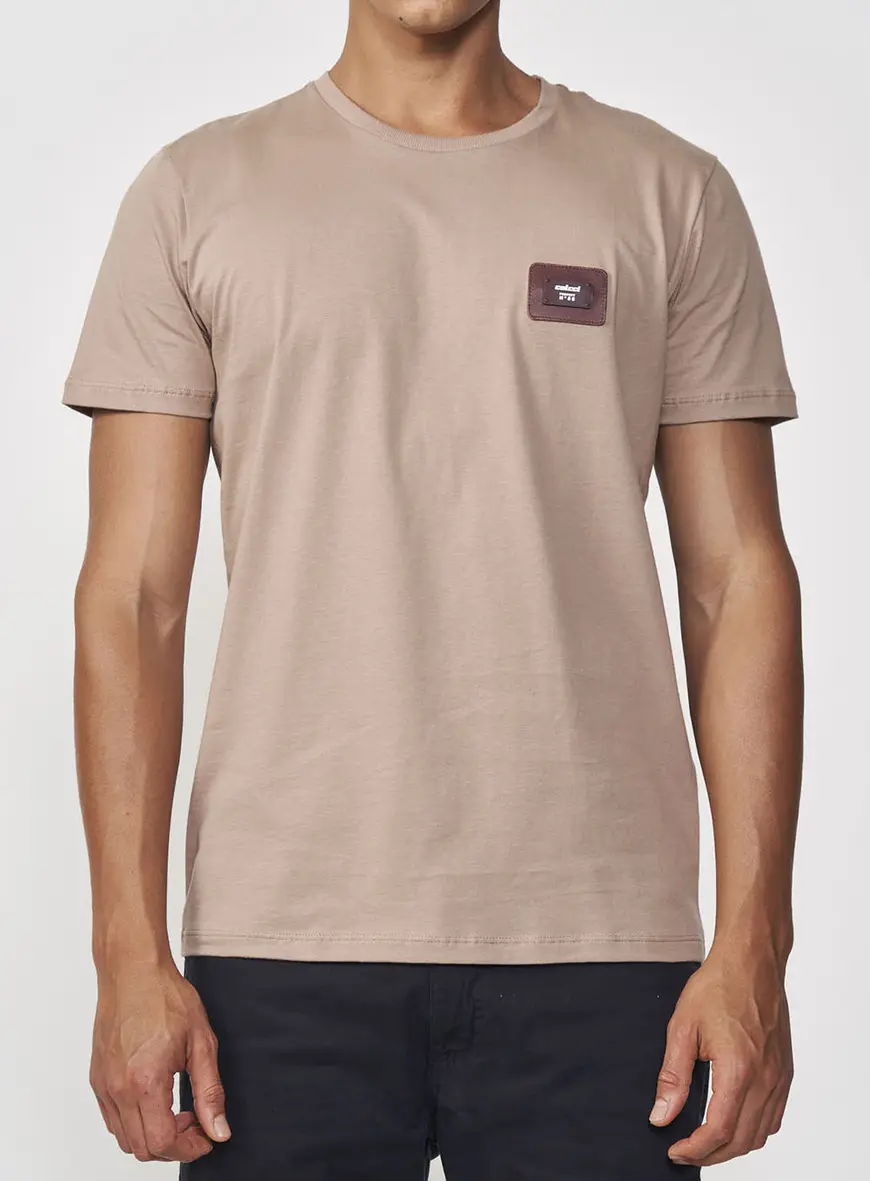 Camiseta Masculina Reta Com Logo Em Placa
