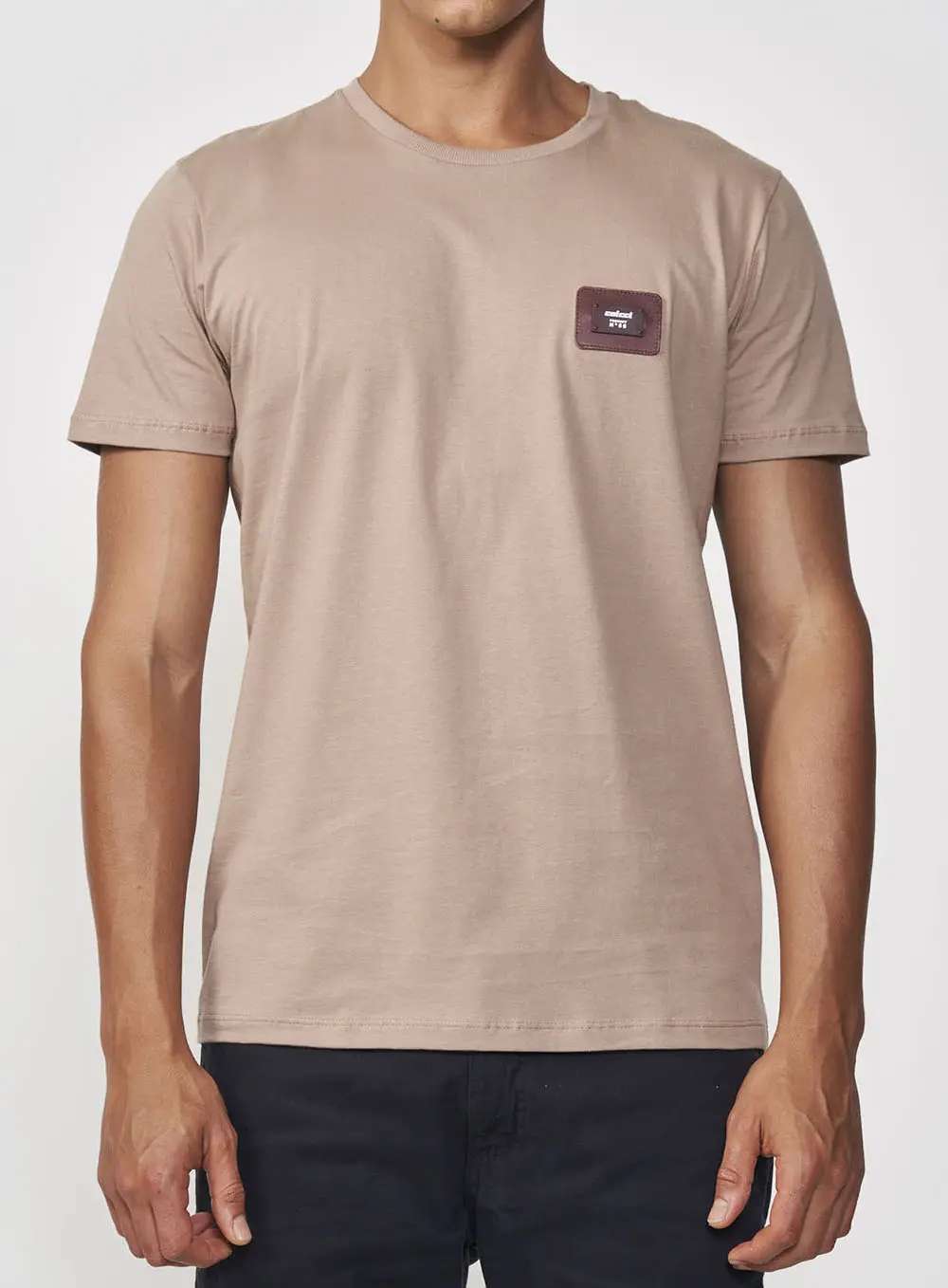Camiseta Masculina Reta Com Logo Em Placa Bege Sand Castle