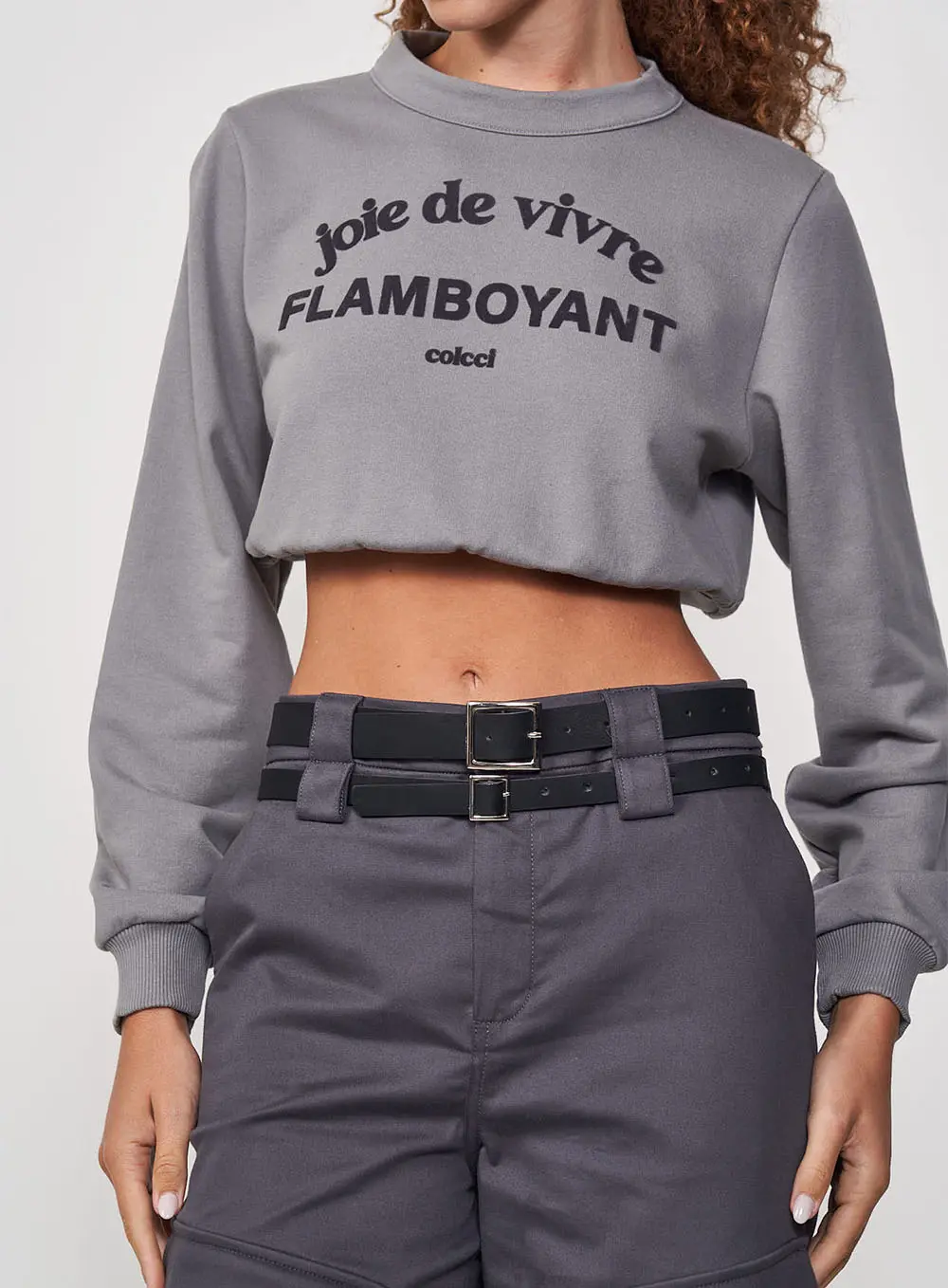 Blusão Feminino Encurtado Com Estampa Frontal Cinza