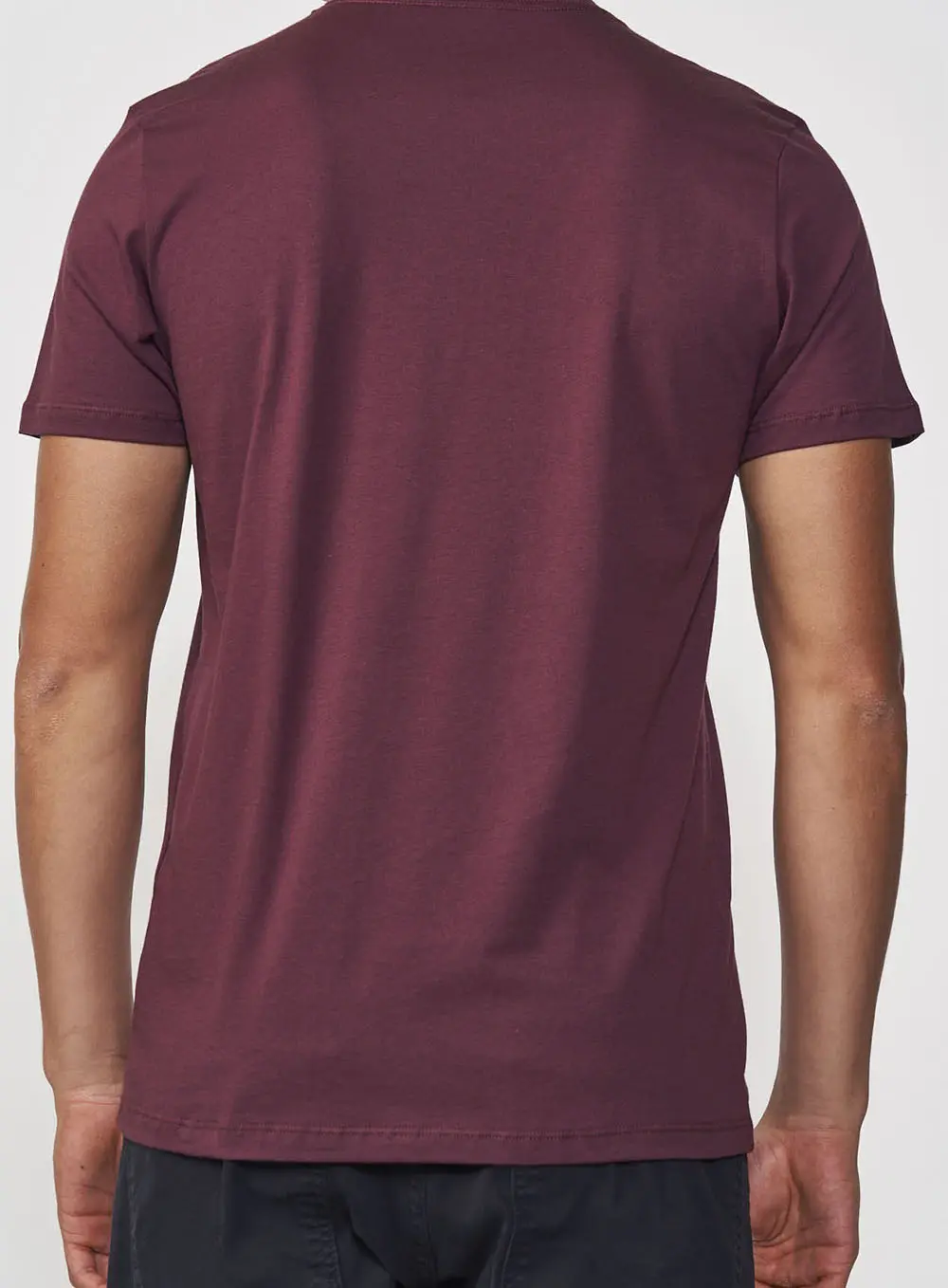 Camiseta Masculina Reta Com Aplicação De Logo Bordo Punch