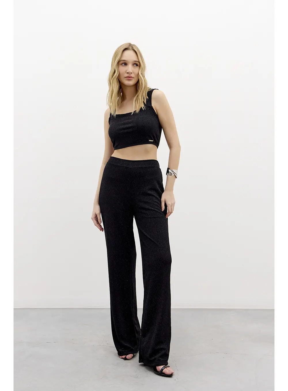 Calça Feminina Reta Com Brilho Preto 3