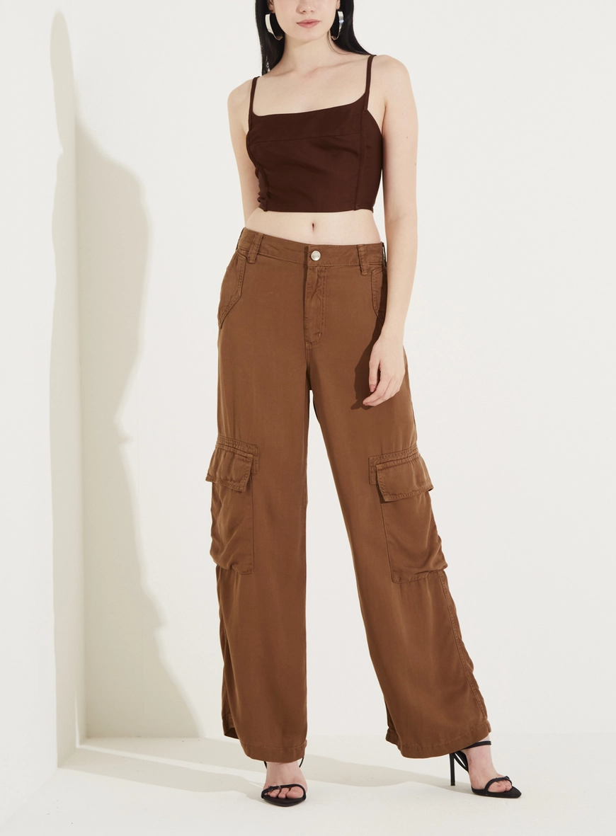 Top Cropped Com Modelagem Justa E Sobreposição Marrom