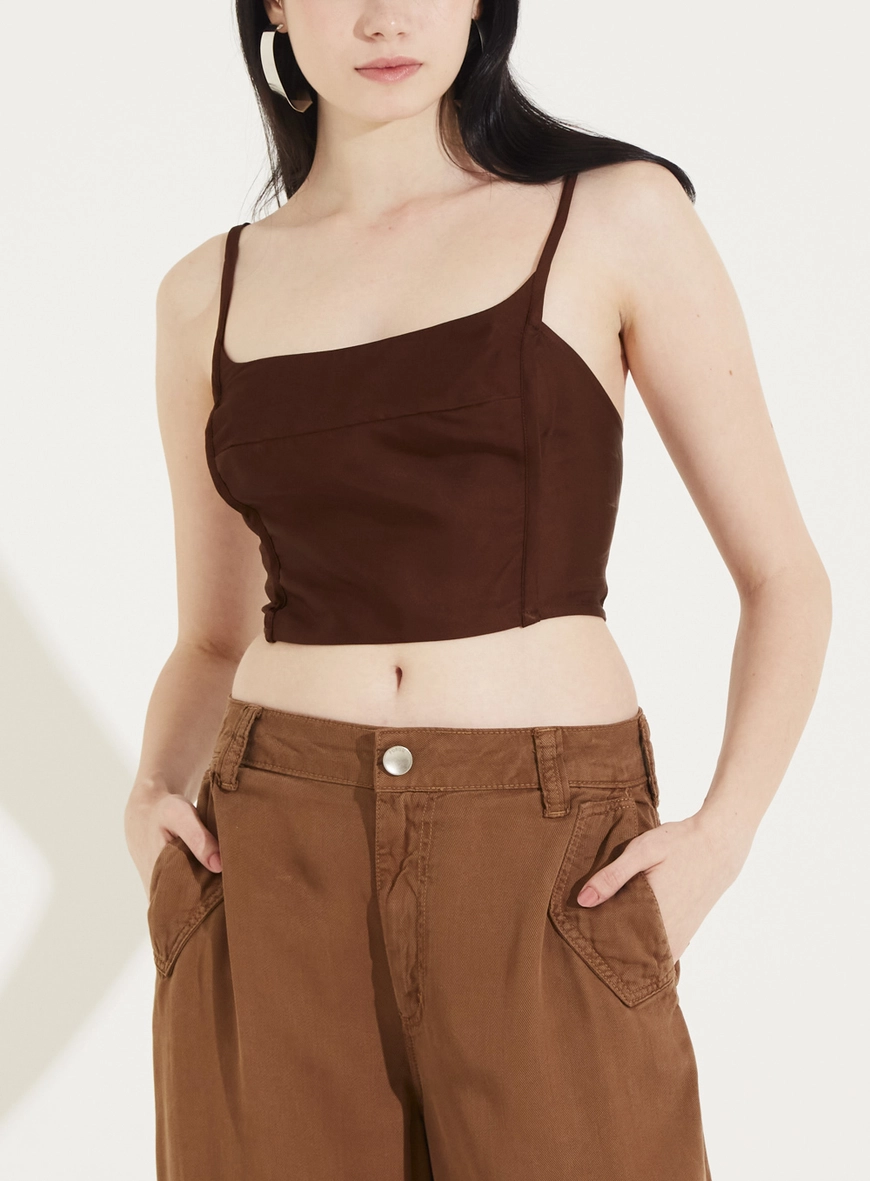 Top Cropped Com Modelagem Justa E Sobreposição Marrom