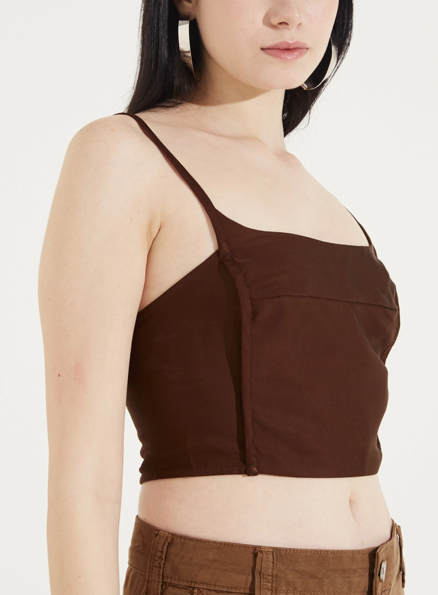 Top Cropped Com Modelagem Justa E Sobreposição Marrom