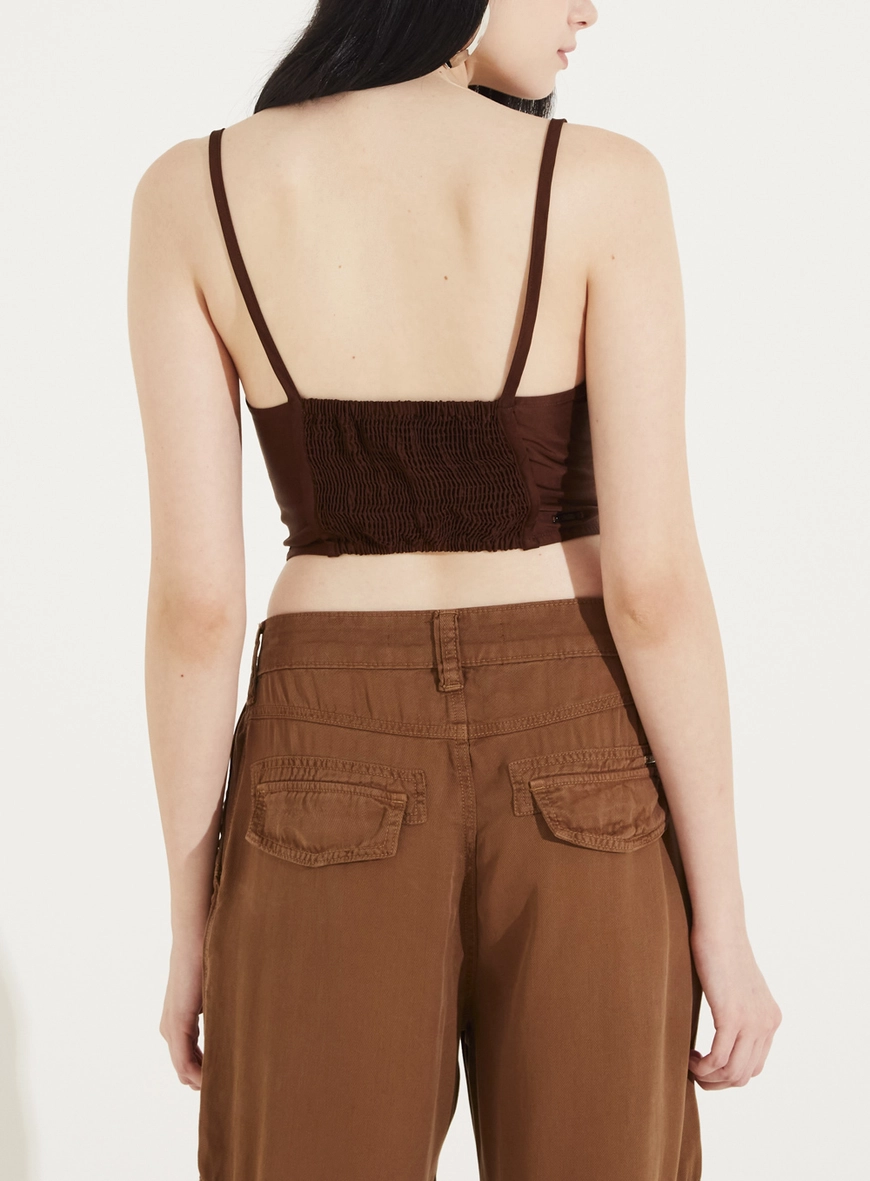Top Cropped Com Modelagem Justa E Sobreposição Marrom