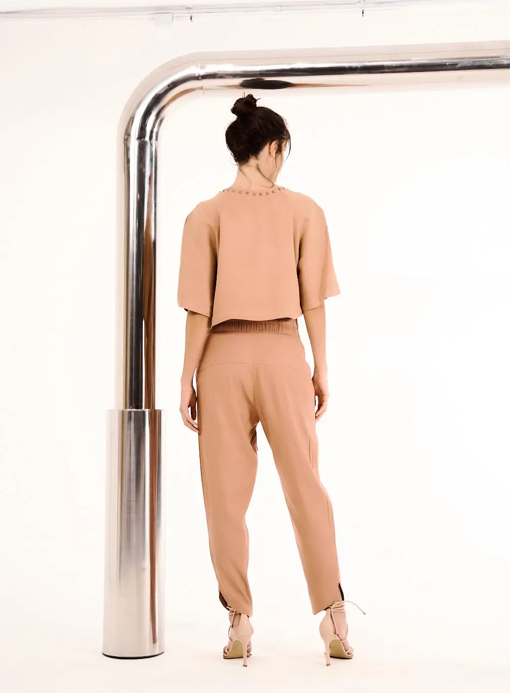Calça Feminina Jogger Em Linho Com Amarração Marrom 4