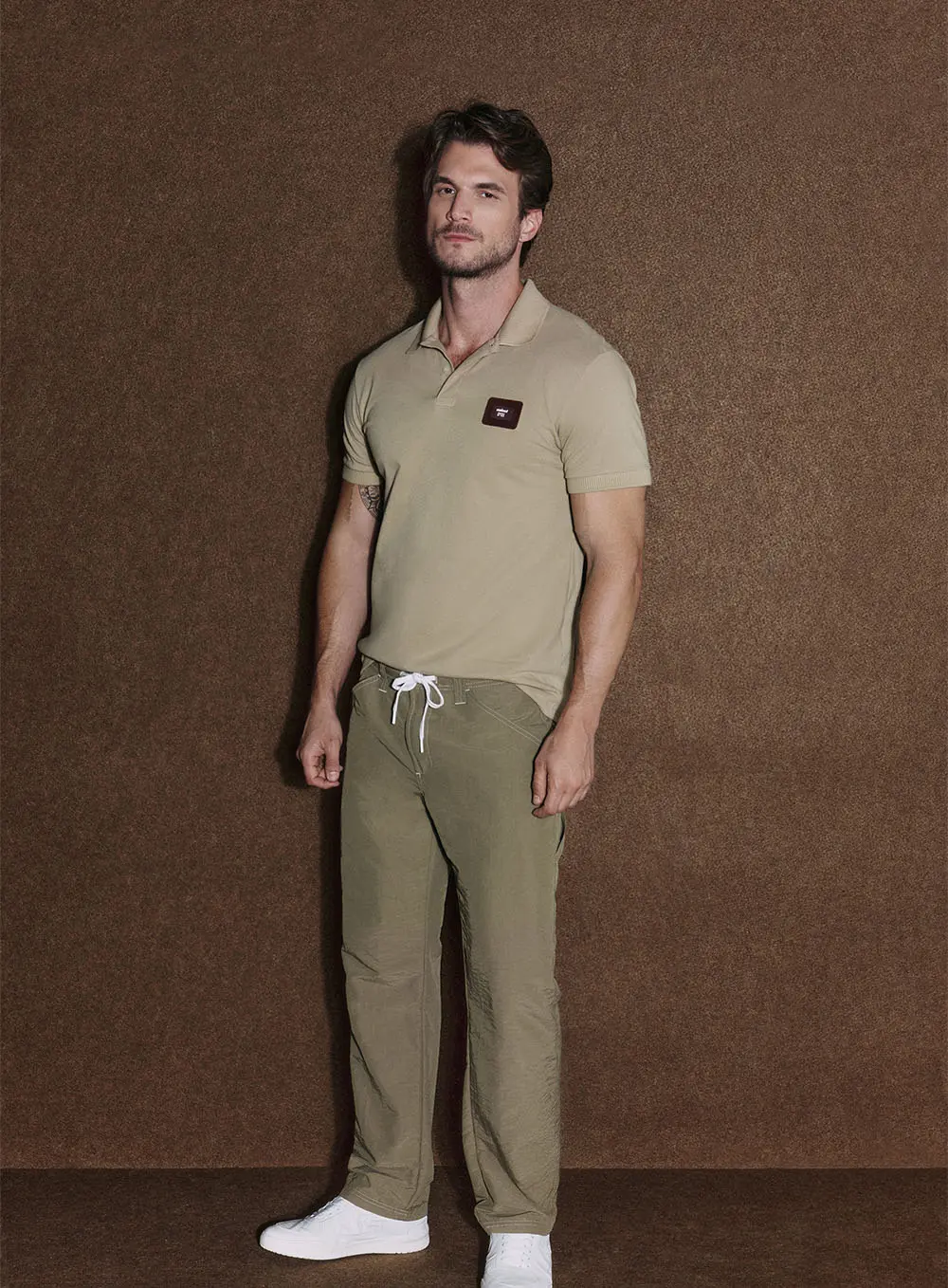 Polo Masculina Com Placa Em Logo Bege  Sand Castle