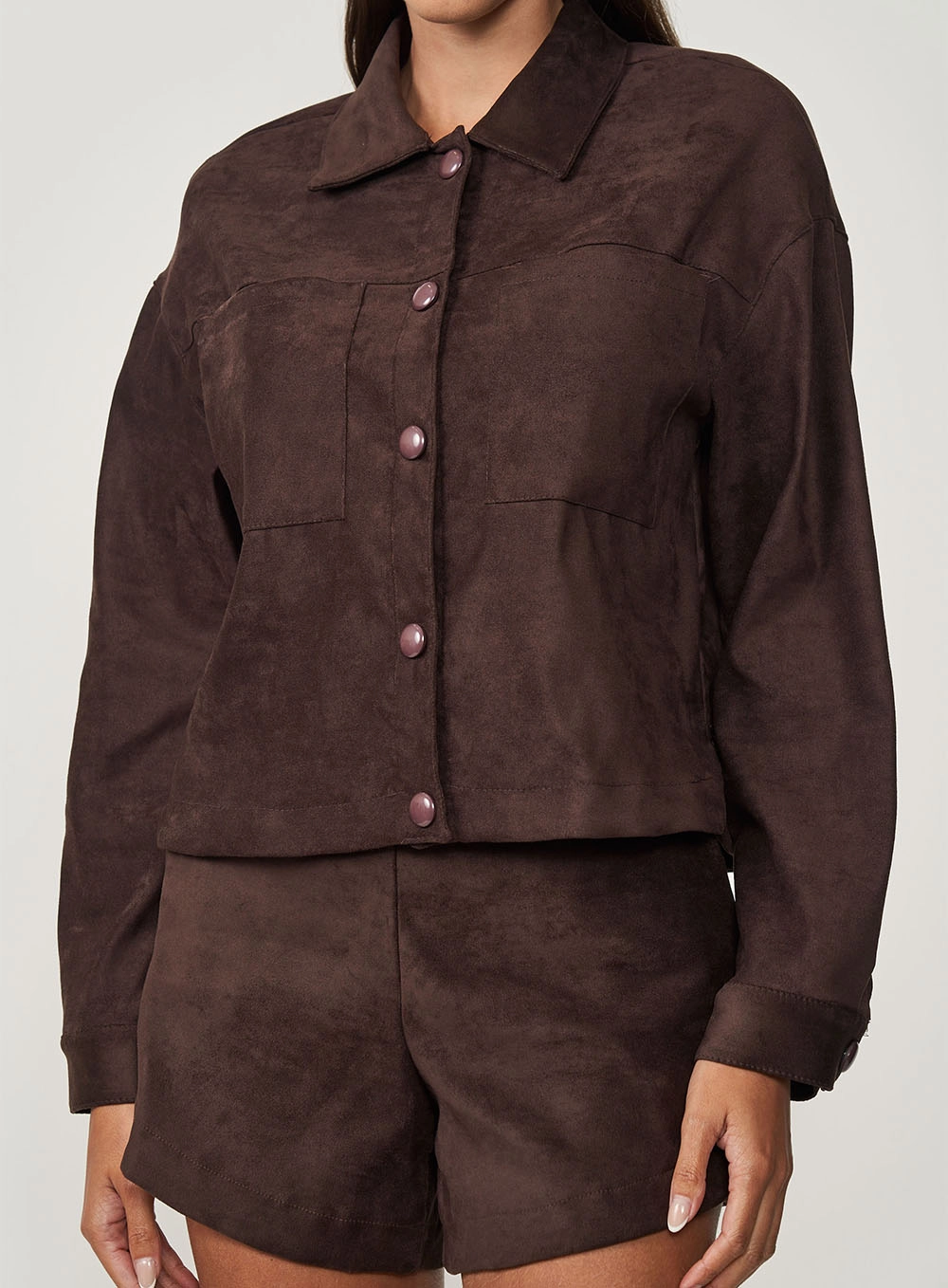 Camisa Feminina Com Bolsos Frontais Marrom