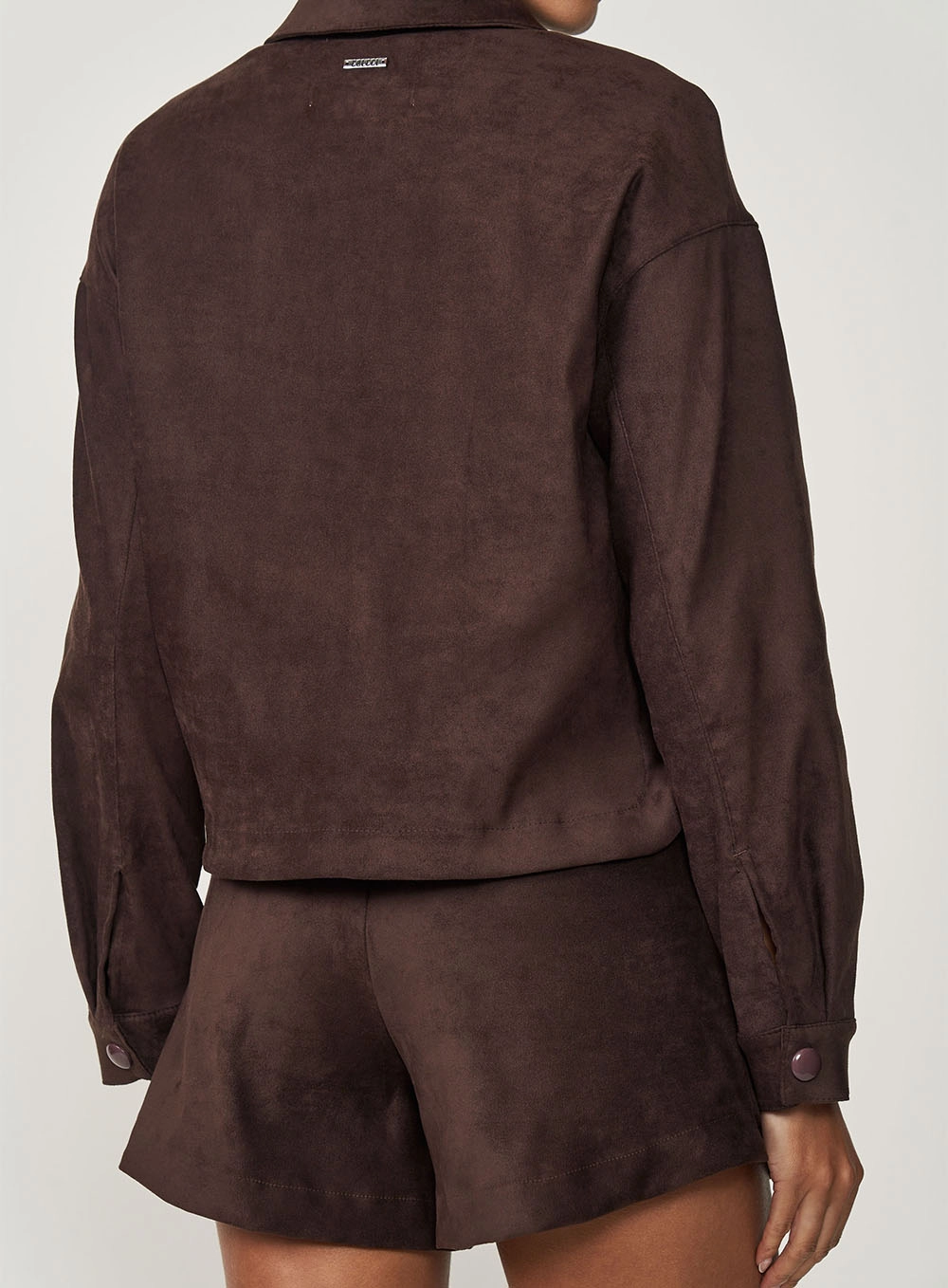 Camisa Feminina Com Bolsos Frontais Marrom