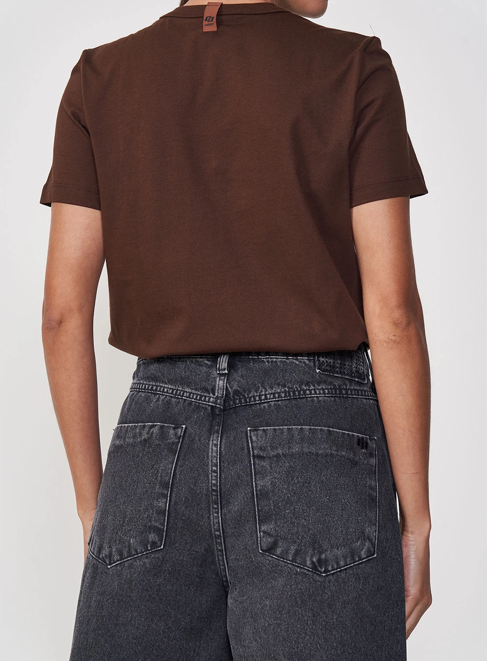Camiseta Feminina Manga Curta Com Detalhe Em Logo Marrom