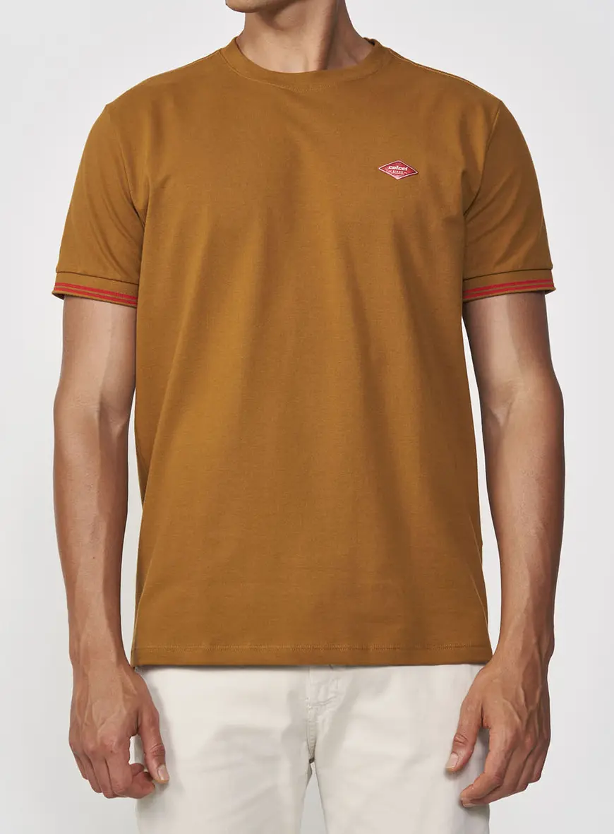 Camiseta Masculina Reta Com Logo Em Placa