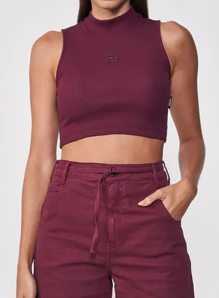Cropped Slim Gola Alta Com Logo Sem Mangas