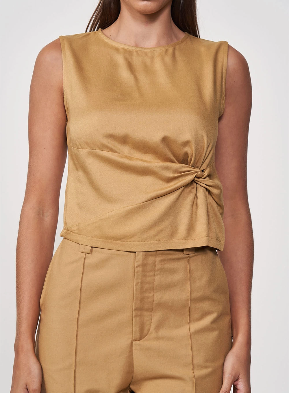 Blusa Reta Com Torção Lateral Bege Soybean