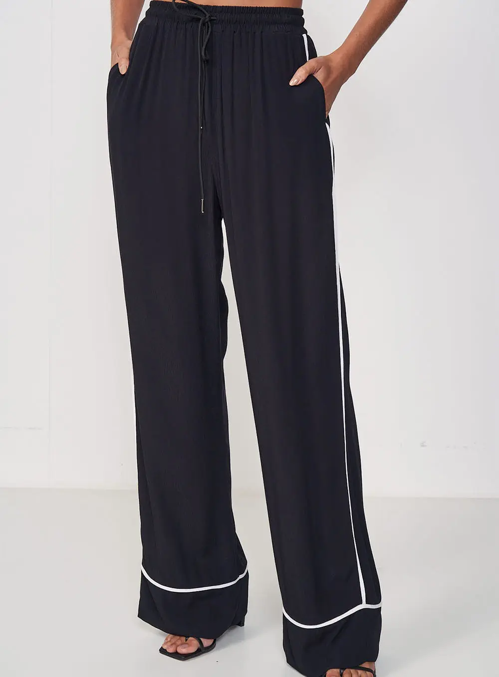 Calça Pantalona Com Detalhes Preto
