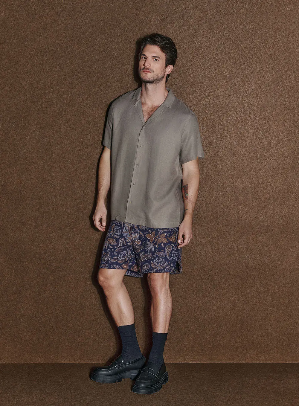 Camisa Masculina Em Linho Manga Curta Marrom
