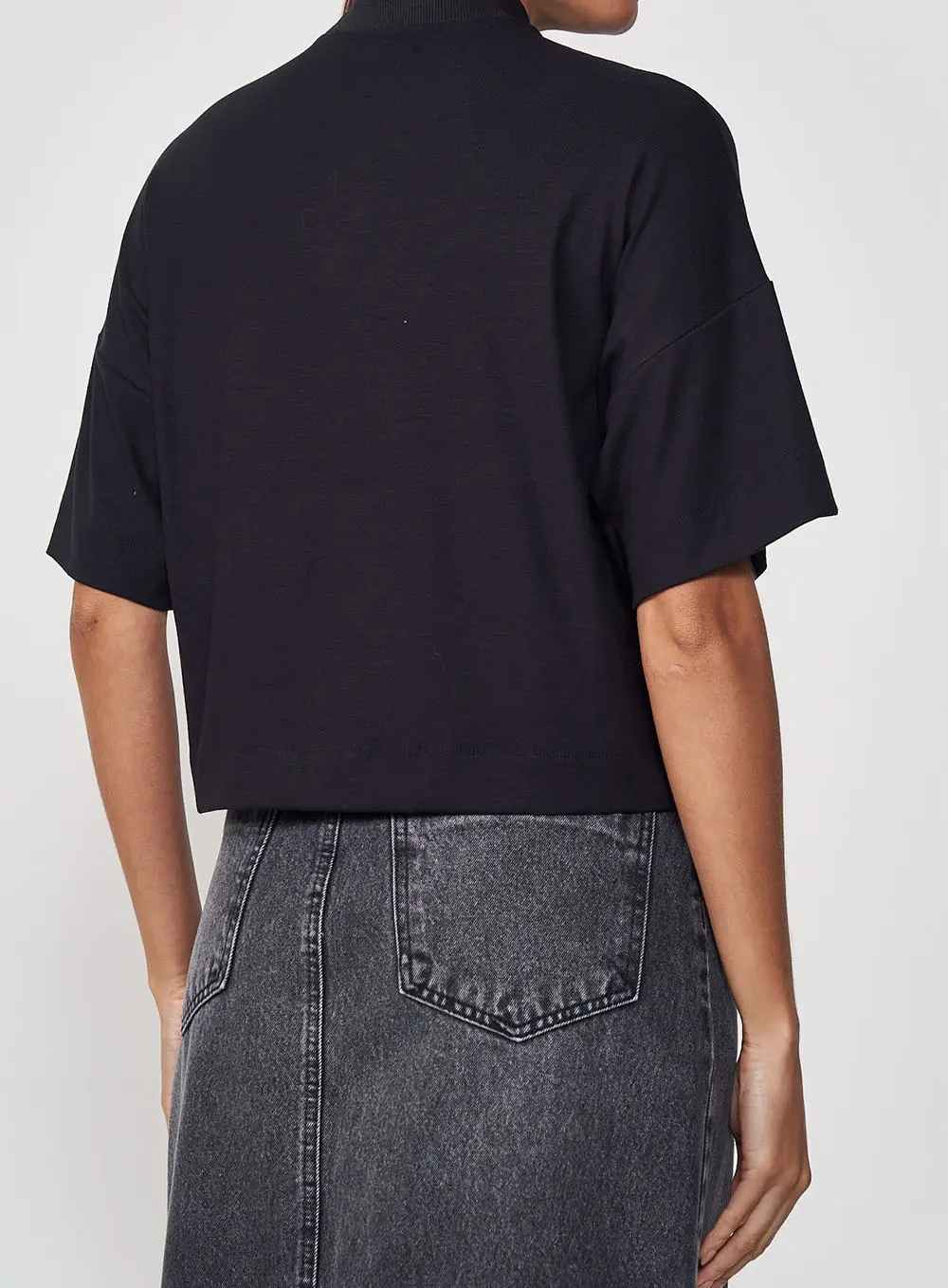 Camiseta Gola Alta Cropped Preto
