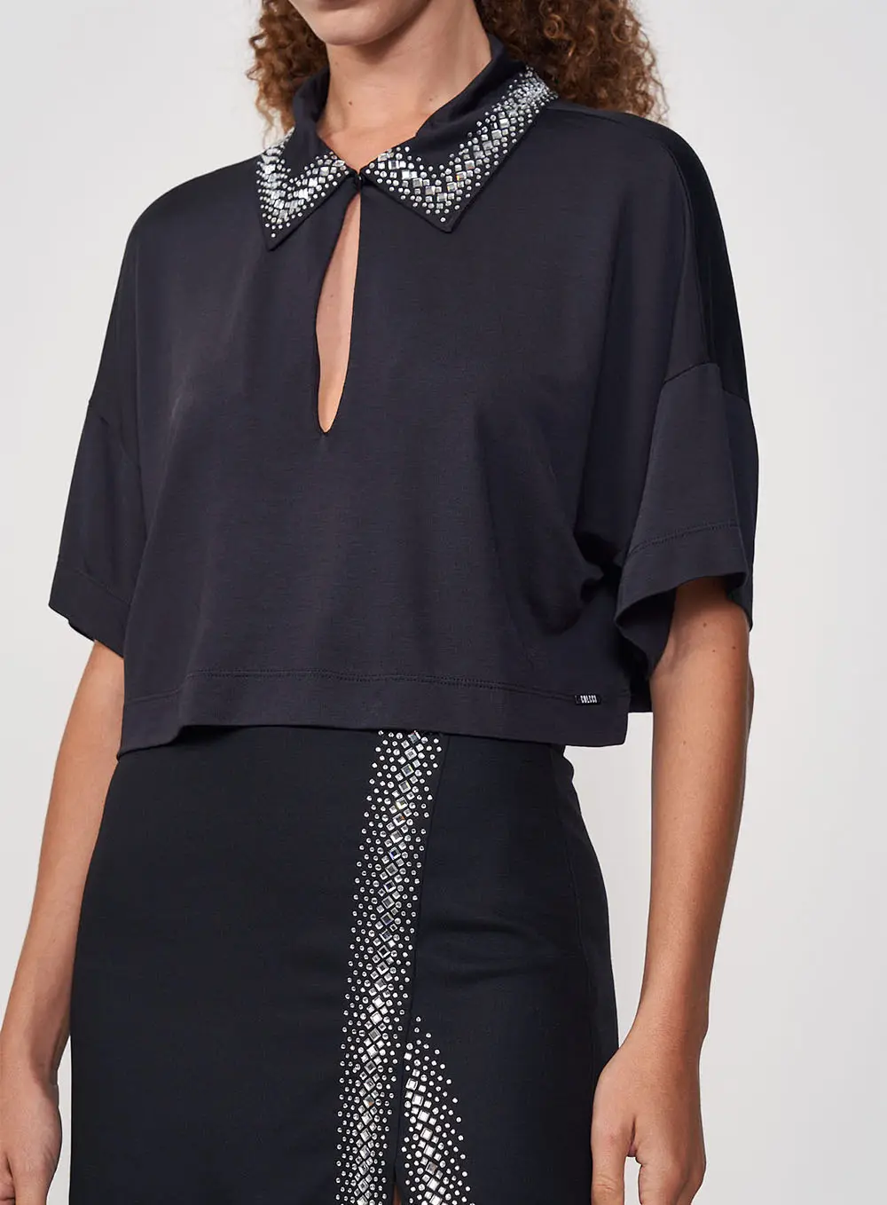 Blusa Com Gola Trabalhada Preto