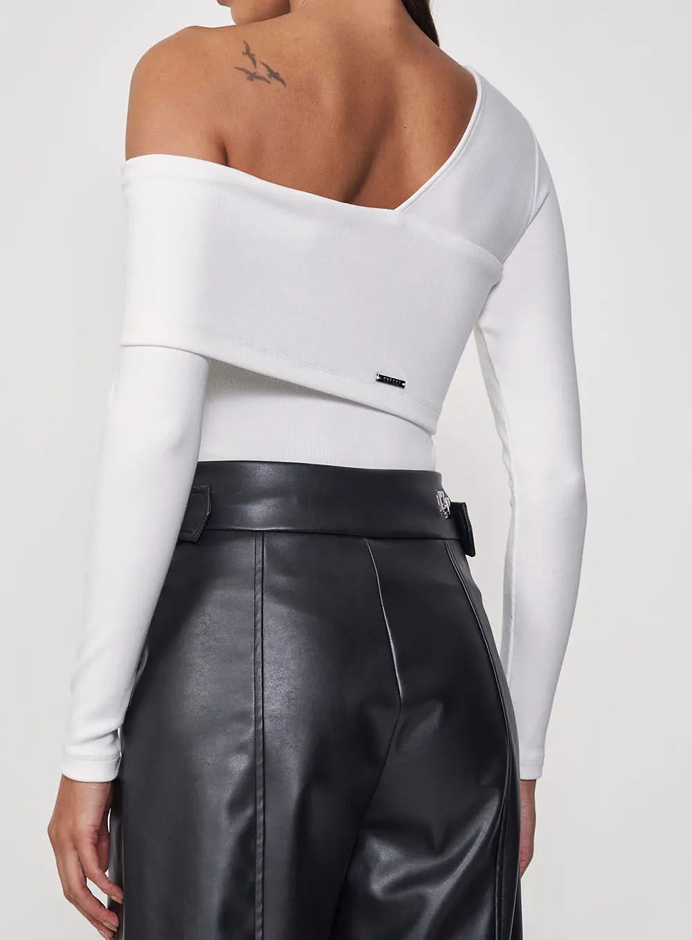 Blusa De Um Ombro Com Sobreposição Off Shell