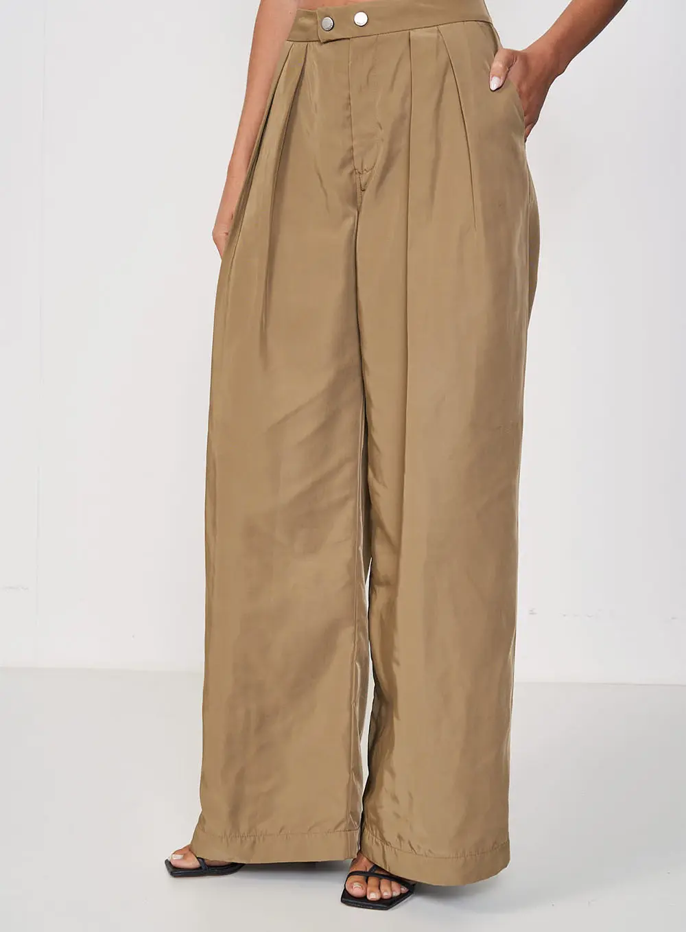 Calça Pantalona Toque Acetinado Bege Misk