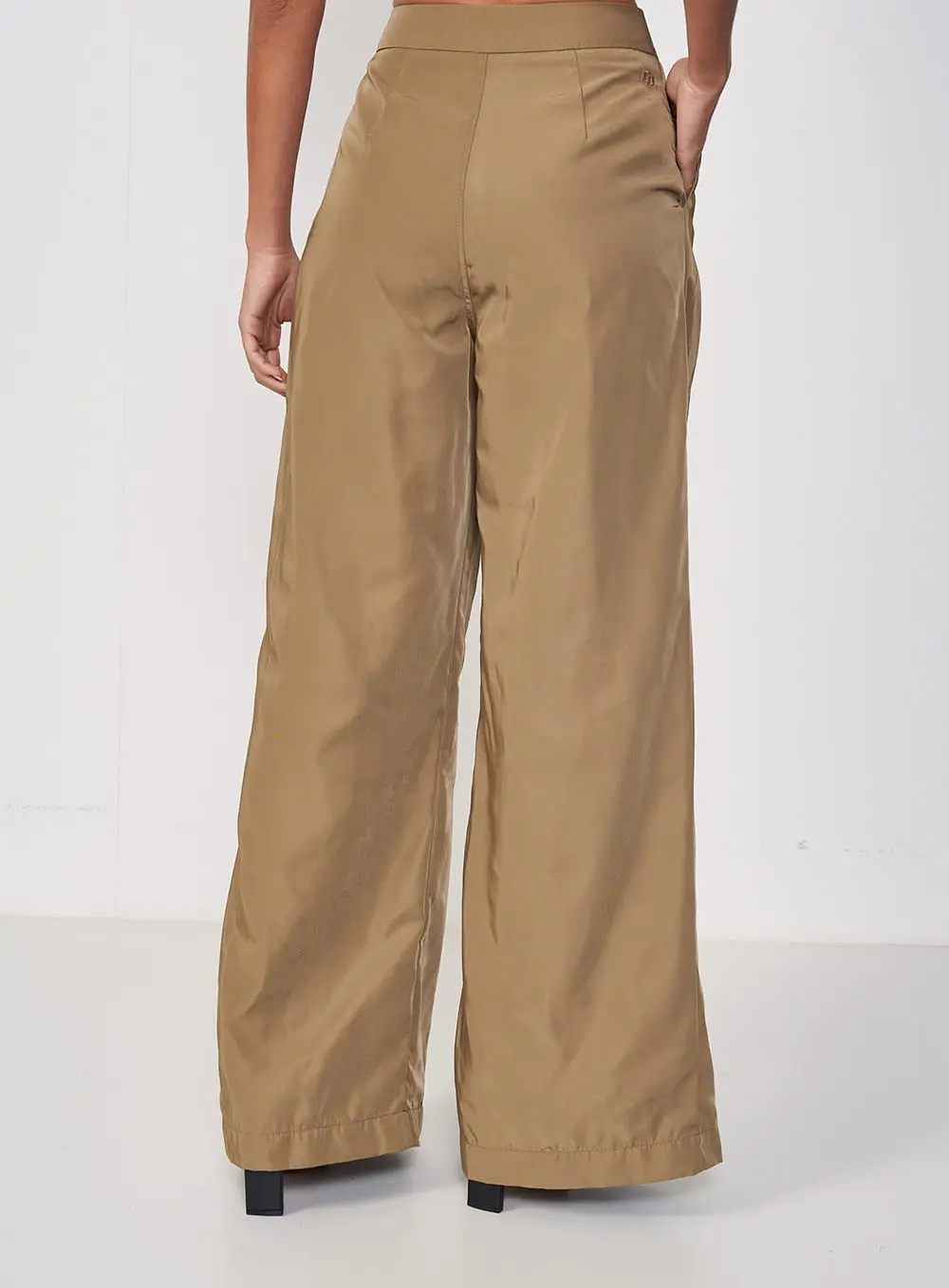 Calça Pantalona Toque Acetinado Bege Misk