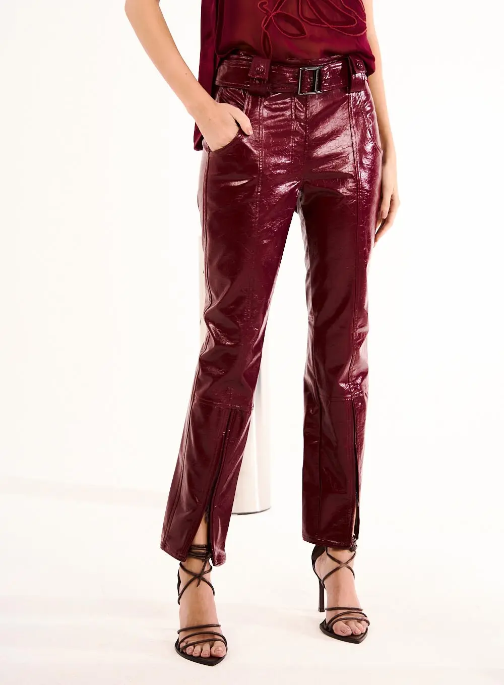 Calça Feminina Em Pu Com Fendas Bordo 2