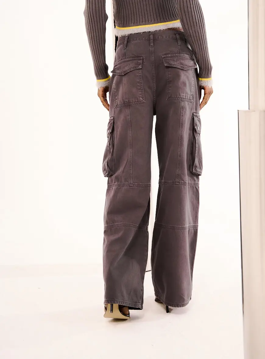 Calça Feminina Wide Leg Com Bolsos Cargo Em Sarja Cinza 3