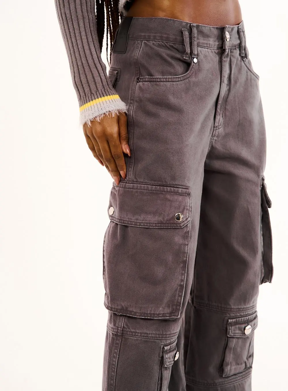 Calça Feminina Wide Leg Com Bolsos Cargo Em Sarja Cinza 2